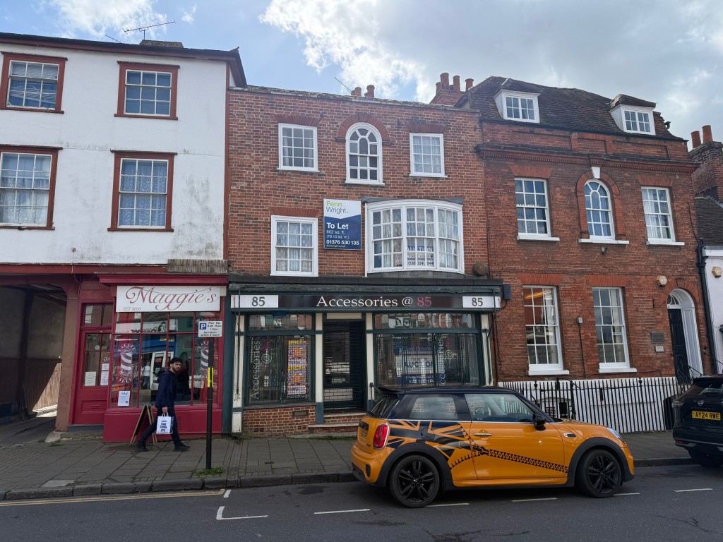 Lot: 37 - COMMERCIAL PROPERTY WITH SELF-CONTAINED SPLIT LEVEL FLAT ABOVE - Alternative view of the front on the building on Newland Street